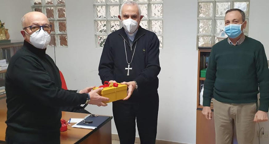 La Confartigianato Imprese Enna regala un statuetta raffigurante un’infermiera al vescovo di Nicosia