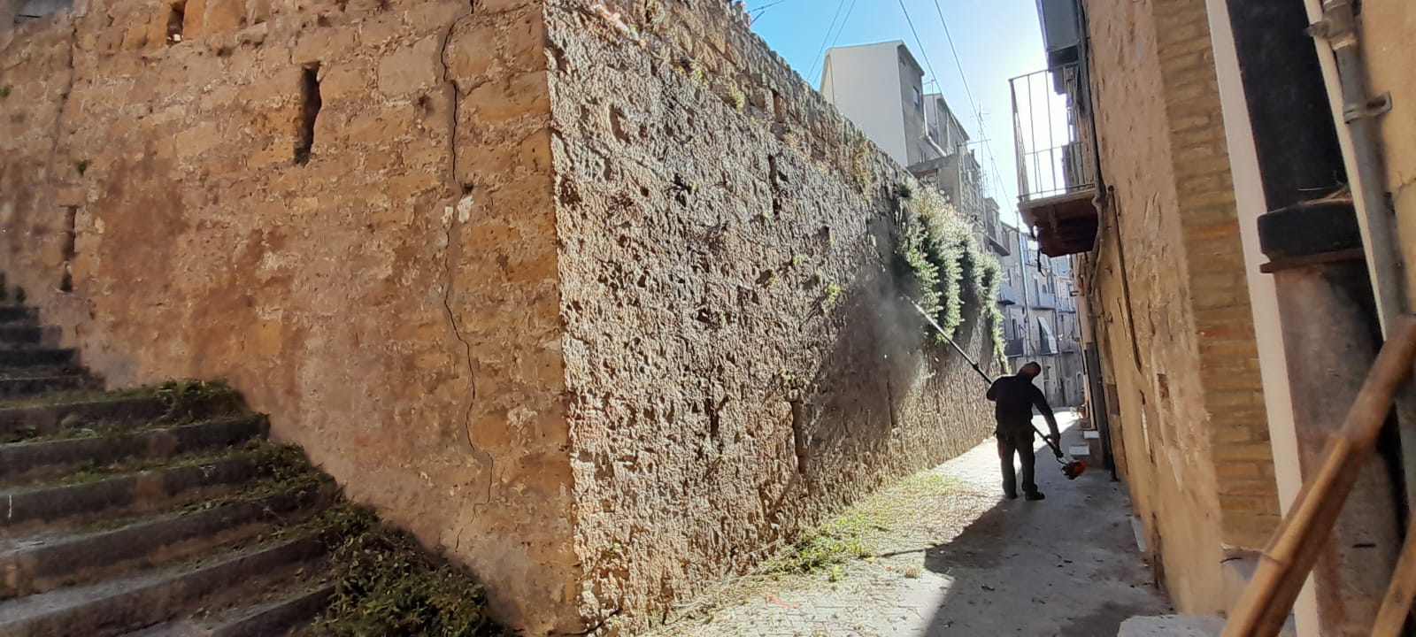 Piazza Armerina : iniziata la pulitura dei muri dalle erbacce infestanti
