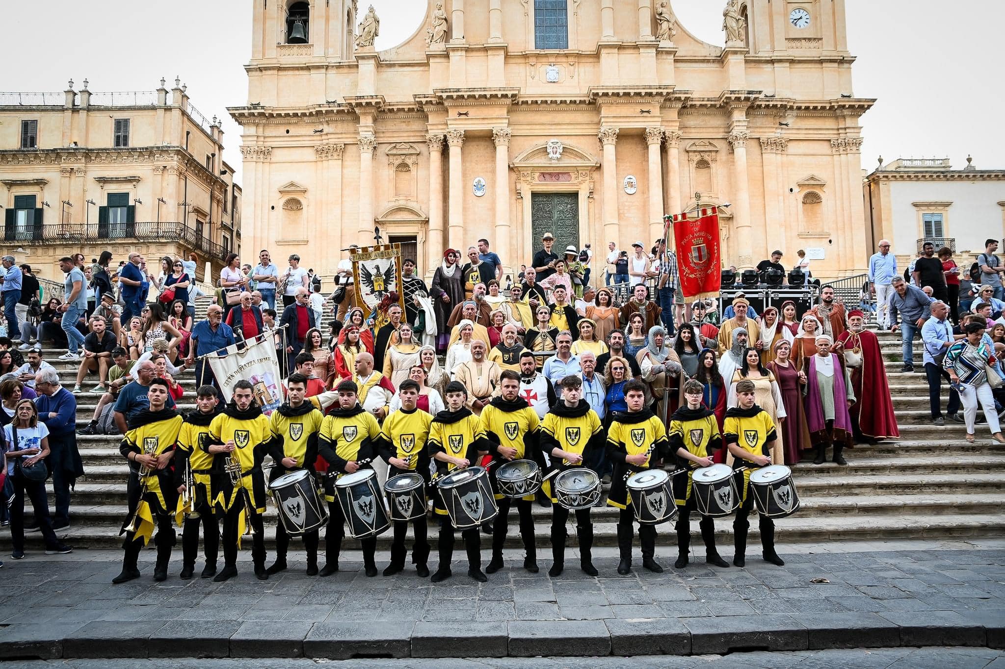 Il Palio dei Normanni e la città di Piazza Armerina ospiti d’onore all’infiorata di Noto.