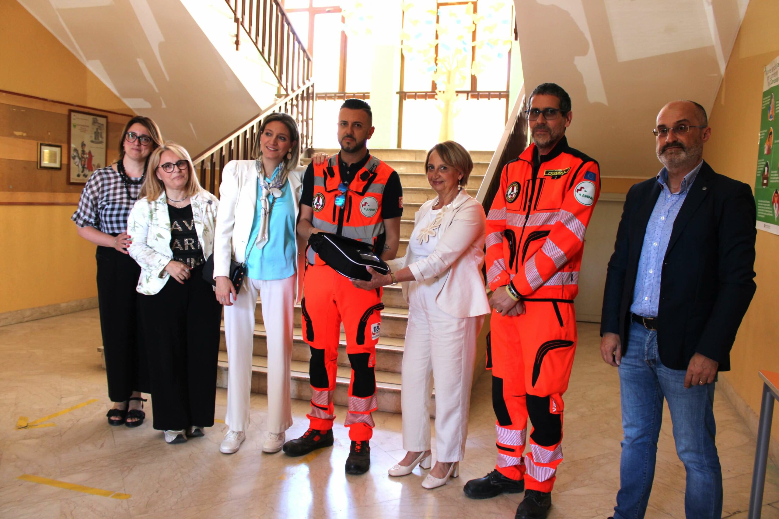 Piazza Armerina – Il Comune consegna un defibrillatore donato da Armerina Emergenza all’istituto comprensivo Chinnici-Roncalli
