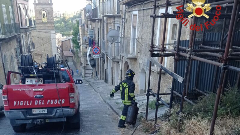 Incendio in una abitazione a Piazza Armerina: squadre dei vigili del fuoco in azione dalle 18.40