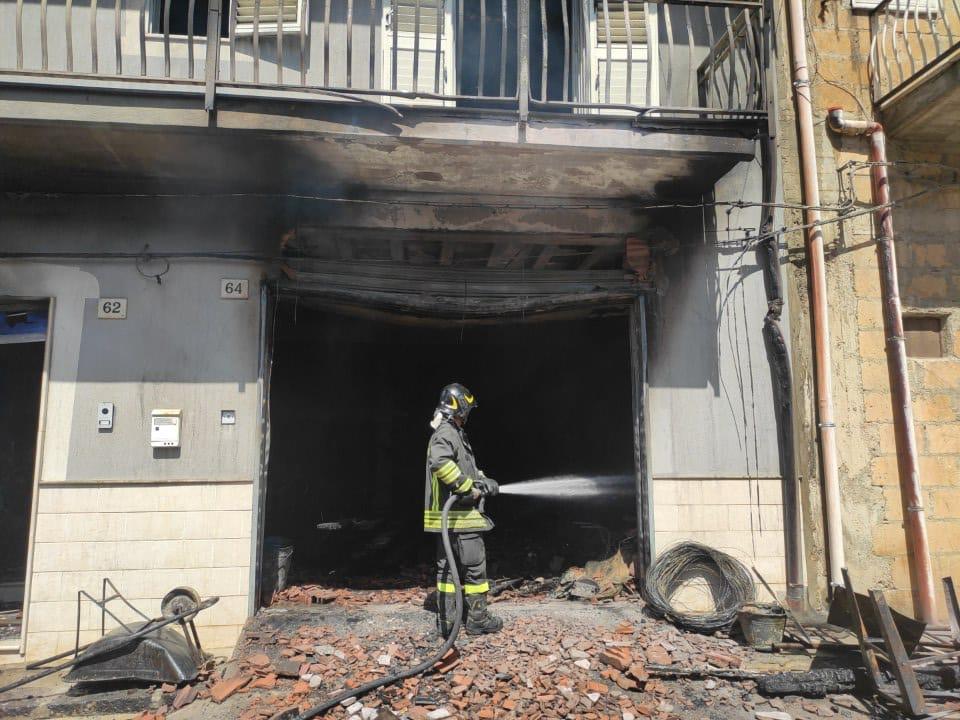 Vigili del Fuoco: intervento per incendio in un garage a Barrafranca