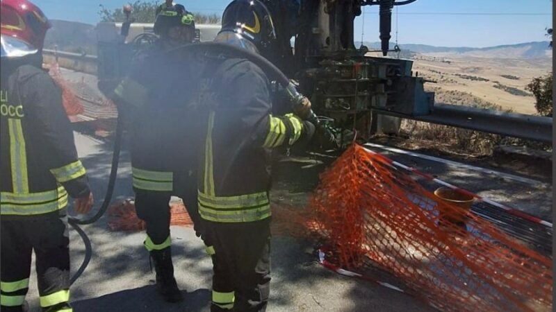 Vigili del fuoco intervengono per pericolosa una sacca di gas a 90 metri di profondità