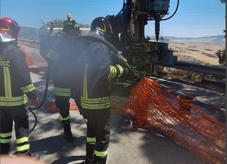 Vigili del fuoco intervengono per pericolosa una sacca di gas a 90 metri di profondità