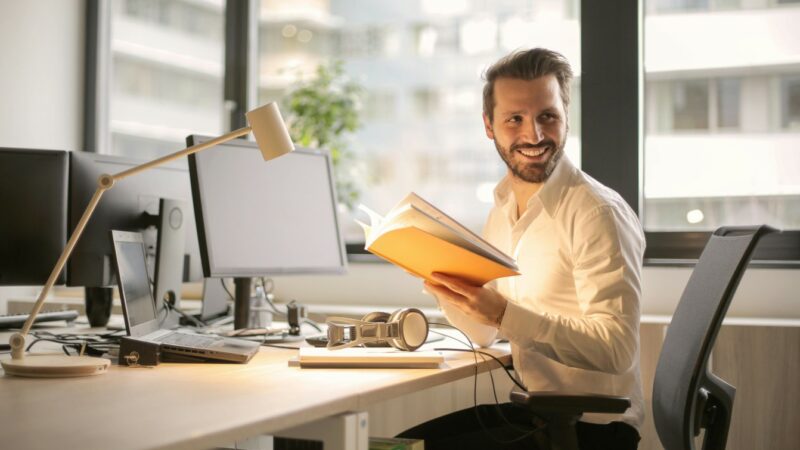 Lavorare in proprio o da dipendente: chi sceglie la stabilità e chi la libertà