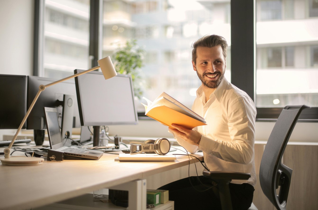 Lavorare in proprio o da dipendente: chi sceglie la stabilità e chi la libertà