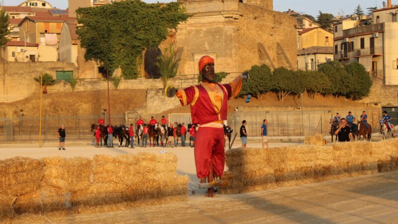 Ultimi preparativi per l Palio dei Normanni. Video Intervista  al Coordinatore, Dino Vullo