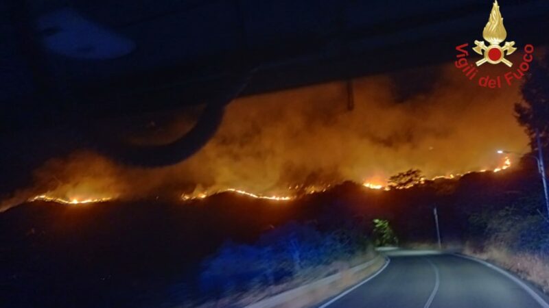 Vigili del fuoco in azione: interventi nella notte per incendi a Sperlinga e Nicosia