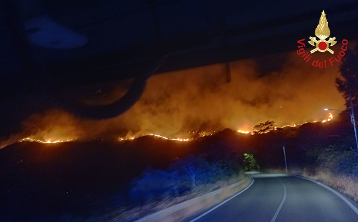 Vigili del fuoco in azione: interventi nella notte per incendi a Sperlinga e Nicosia