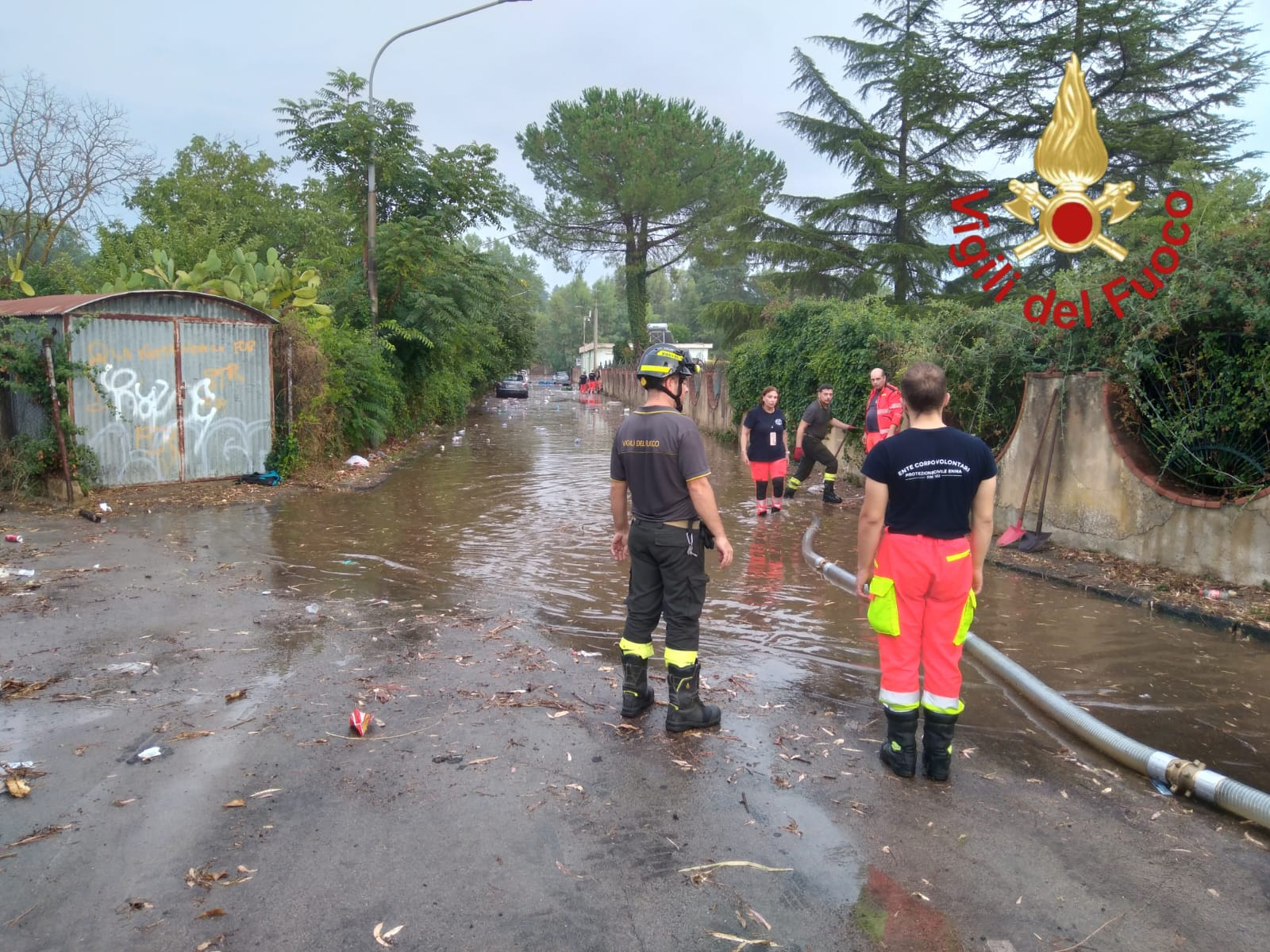 Nubifragio su Pergusa. Evacuata da Vigili del Fuoco la piscina comunale per allagamento