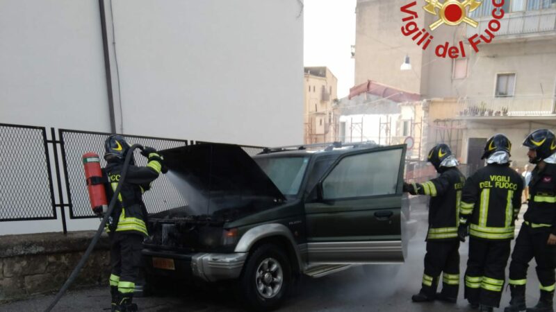 Incendio ad Agira: intervengono i Vigili del Fuoco per domare le fiamme di un fuoristrada