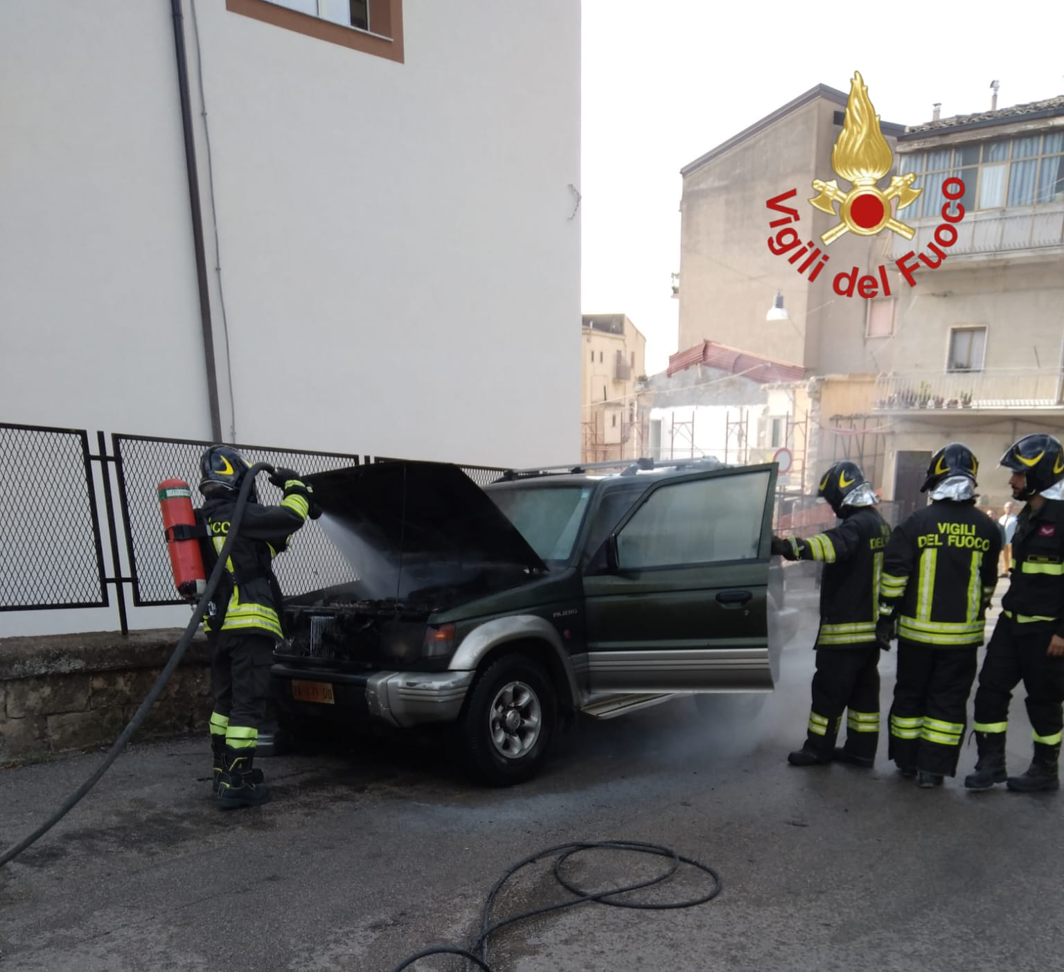 Incendio ad Agira: intervengono i Vigili del Fuoco per domare le fiamme di un fuoristrada