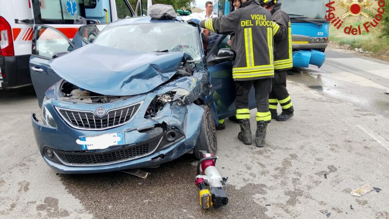 Incidente allo svincolo di Mulinello. Scontro frontale tra bus e auto.