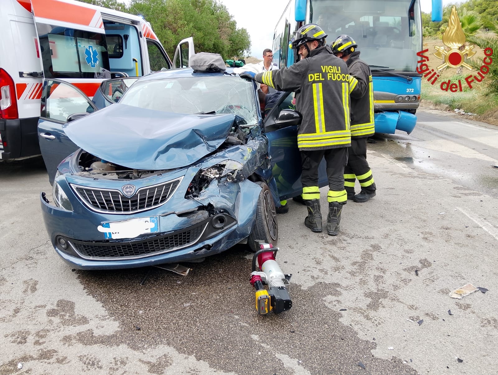 Incidente allo svincolo di Mulinello. Scontro frontale tra bus e auto.