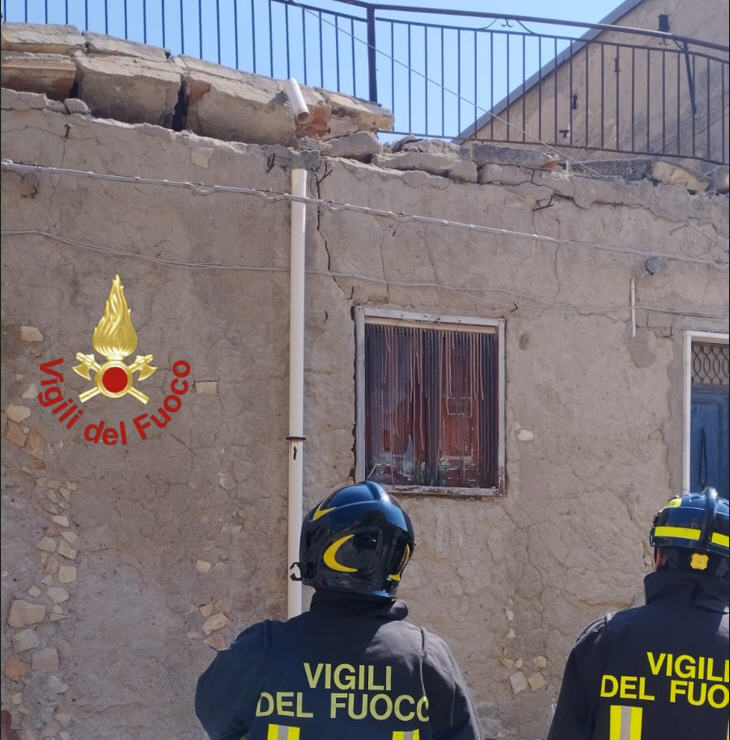 Crollo di un tetto a Pietraperzia, Vigili del Fuoco in azione