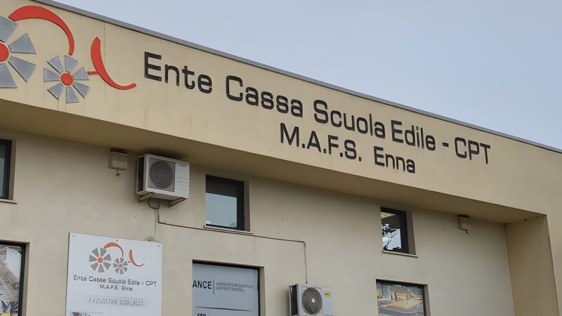 Enna, la Cassa Edile Distribuisce il Vestiario agli Operai