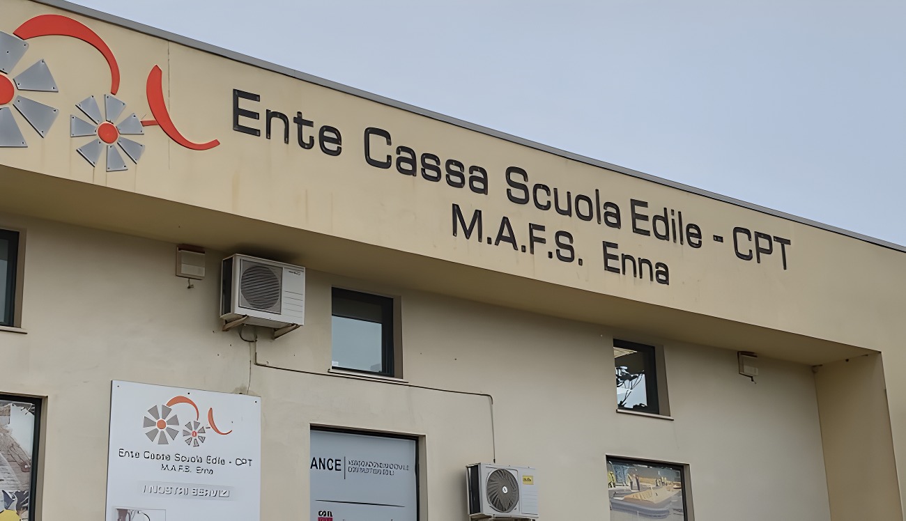 Enna, la Cassa Edile Distribuisce il Vestiario agli Operai