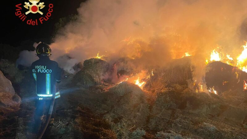 Ultim’ora – Incendio in un’azienda agricola a Piazza Armerina: vigili del fuoco in azione