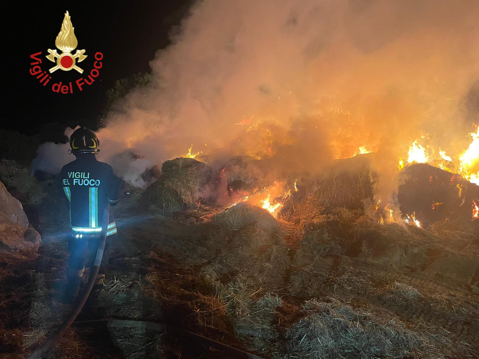 Ultim’ora – Incendio in un’azienda agricola a Piazza Armerina: vigili del fuoco in azione