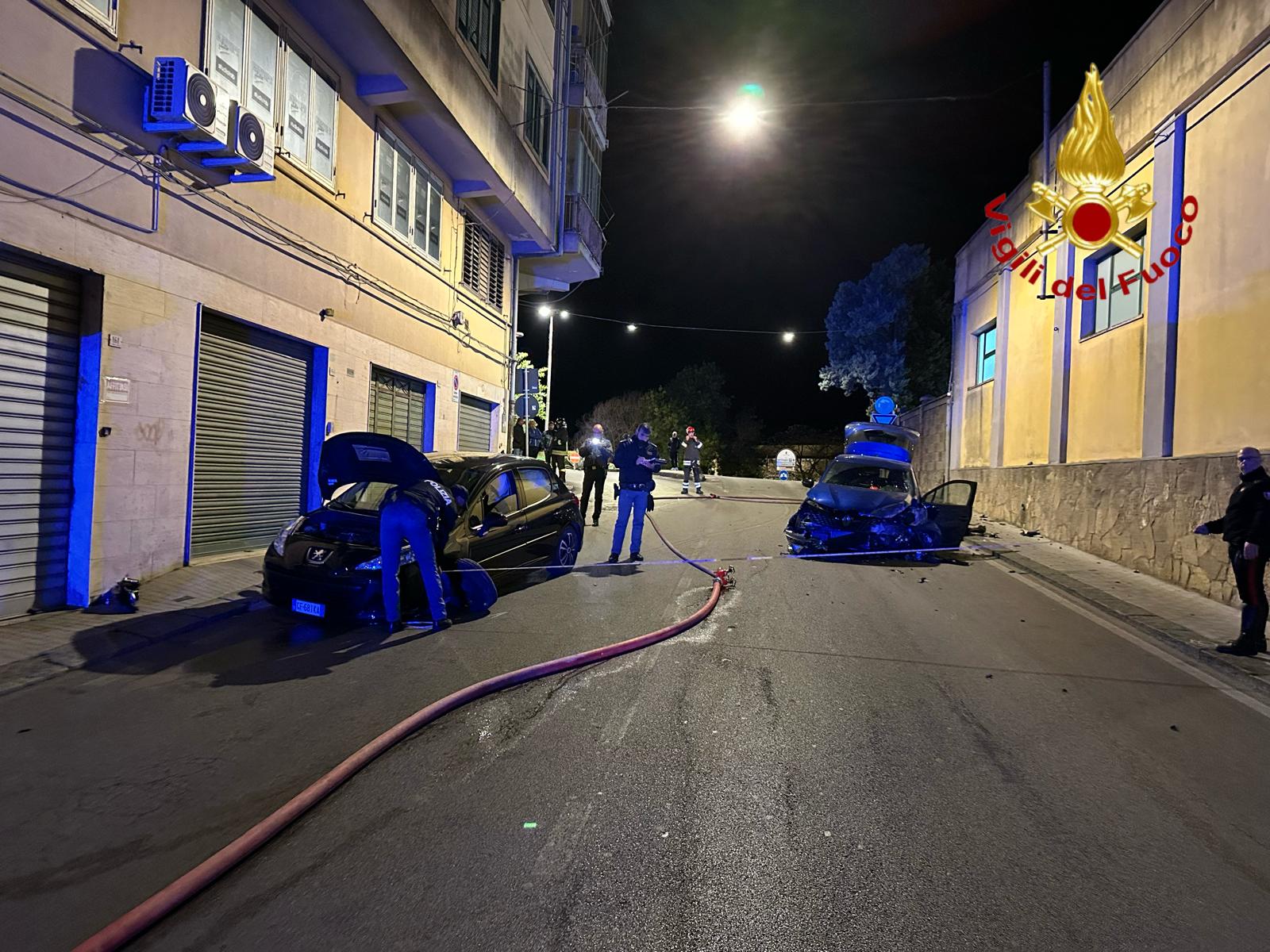 Incidente nella notte a Enna . Due auto si scontrano e danneggiano le tubazioni del Gas