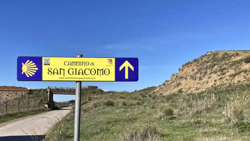 Il Cammino di San Giacomo in Sicilia conquista i camminatori: arriva la guida ufficiale