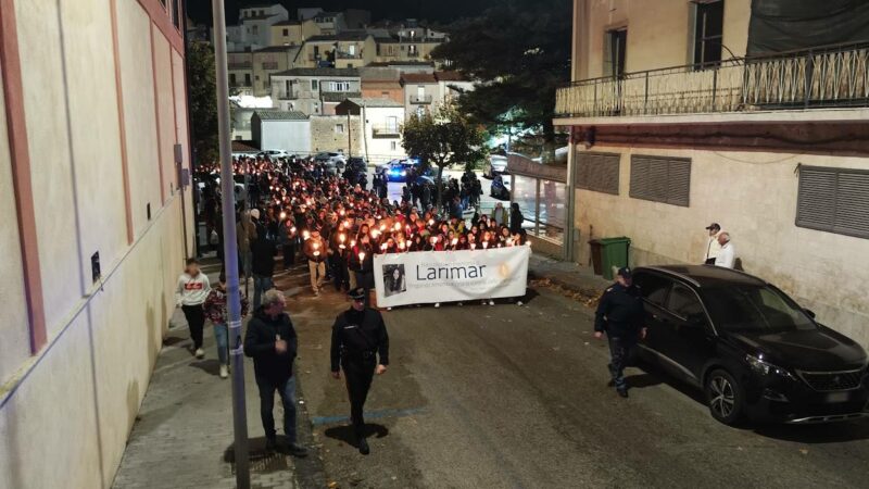 Fiaccolata in memoria di Laimar Annaloro: un’intera città si stringe attorno alla famiglia