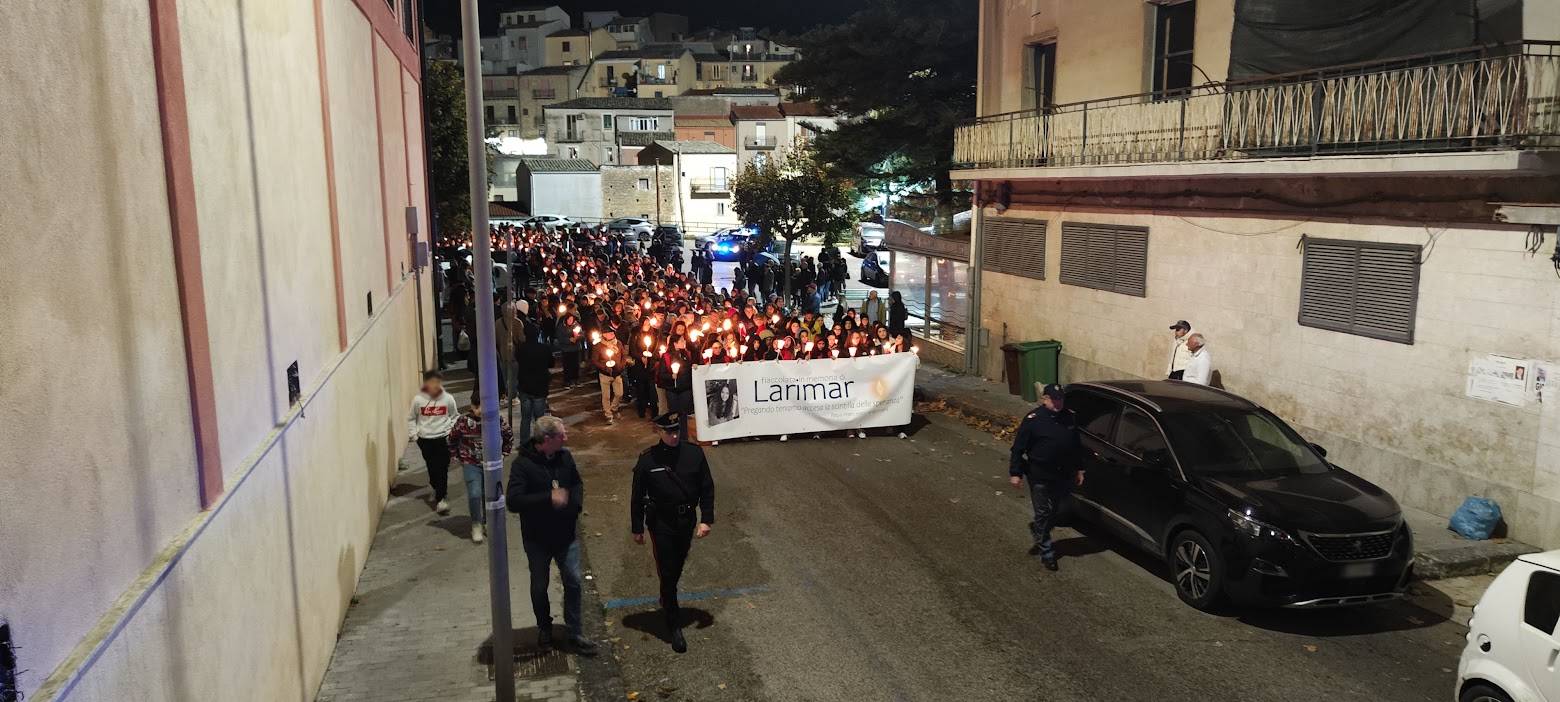 Fiaccolata in memoria di Laimar Annaloro: un’intera città si stringe attorno alla famiglia