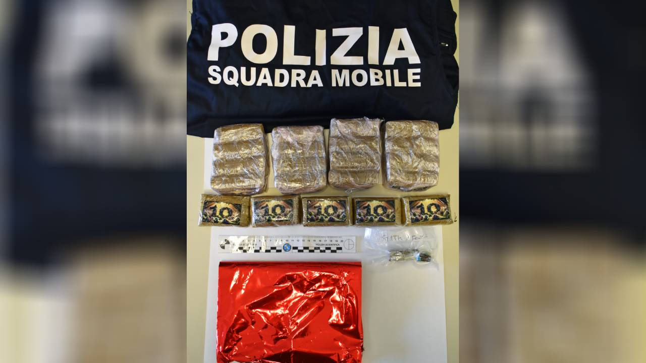 La Polizia di Stato di Enna arresta una coppia di spacciatori: sequestrati oltre 2 kg di hashish