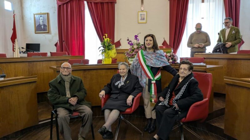 Valguarnera festeggia i 100 anni della signora Carmelina Cozzo. Grande festa in municipio con il sindaco Francesca Draià e tanti dolci.