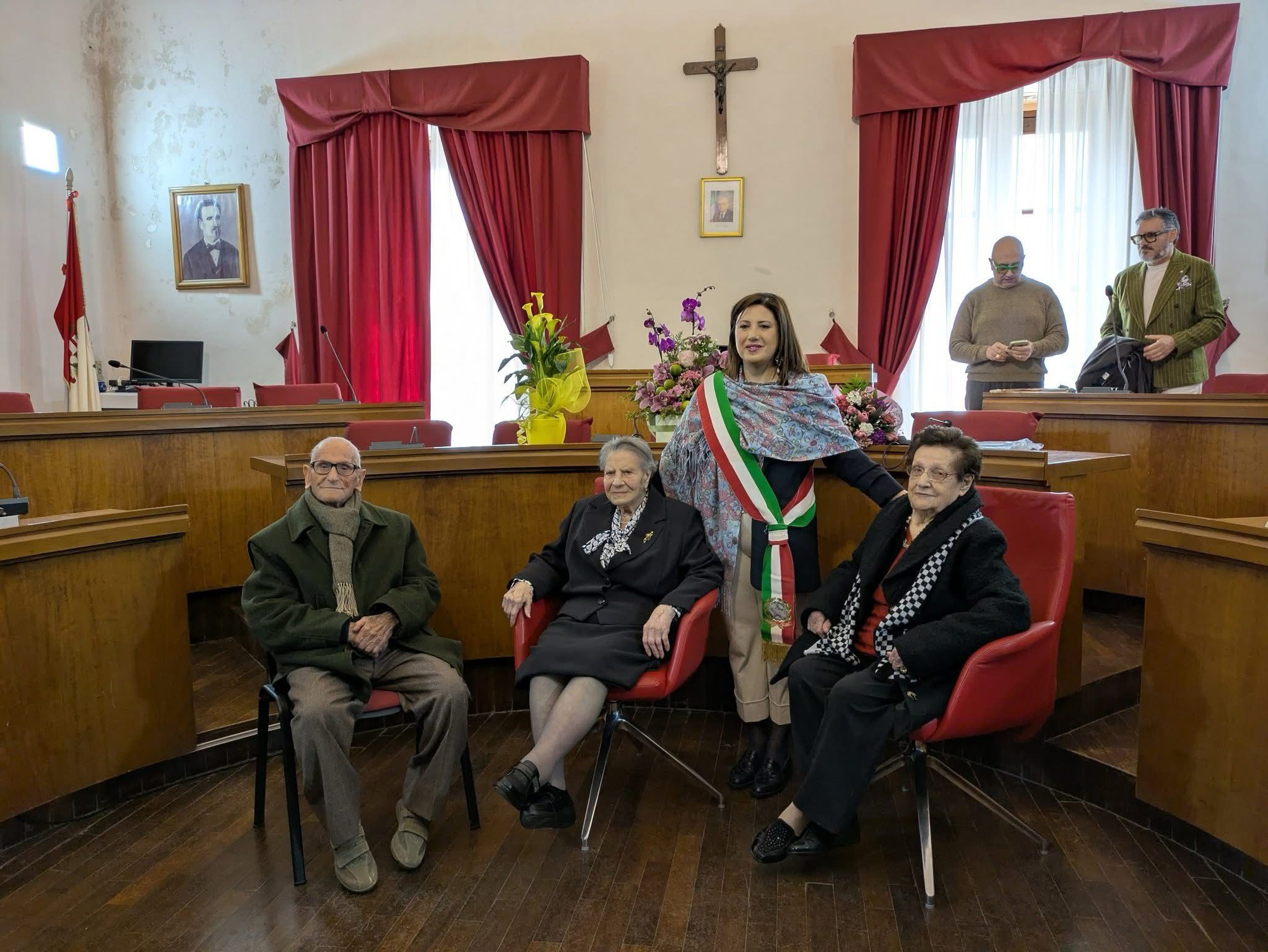 Valguarnera festeggia i 100 anni della signora Carmelina Cozzo. Grande festa in municipio con il sindaco Francesca Draià e tanti dolci.