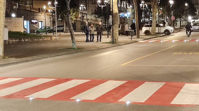 Sicurezza stradale a Piazza Armerina: le strisce pedonali si tingono di rosso e sono illuminate