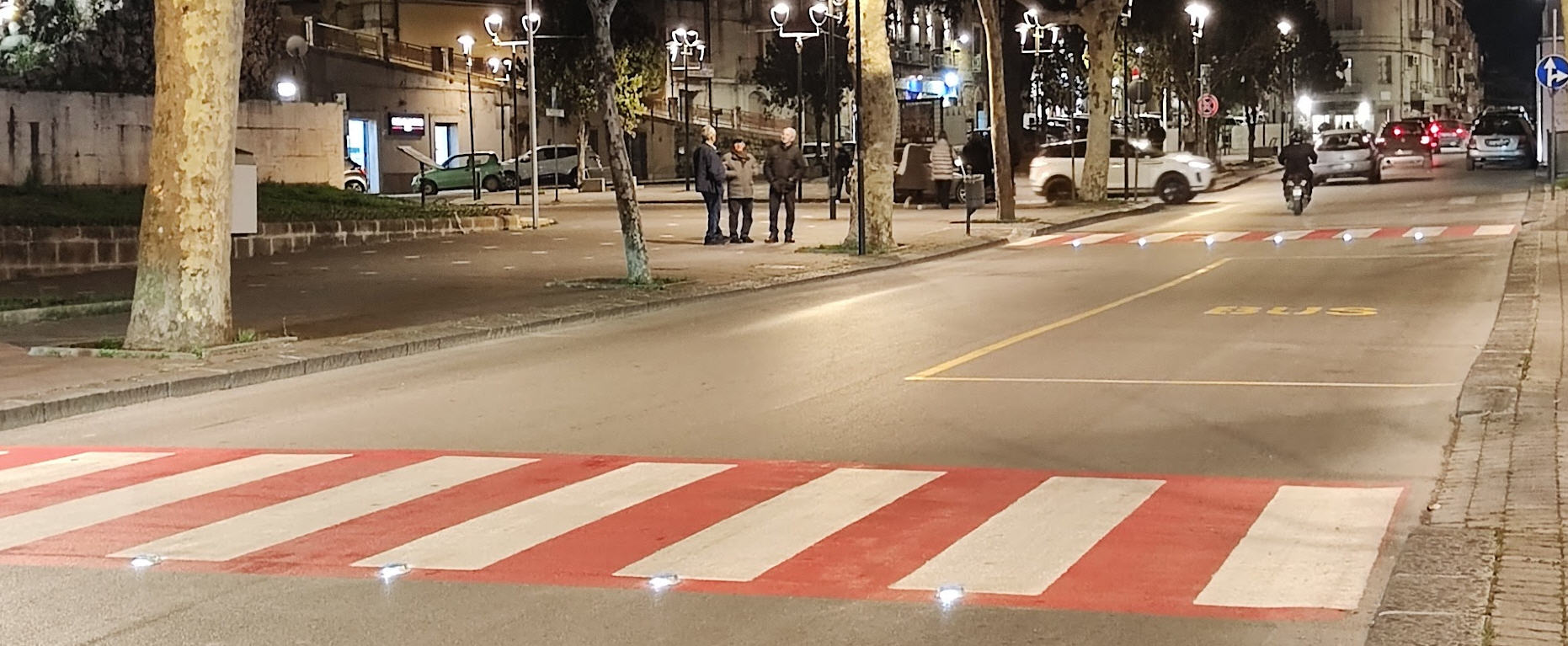 Sicurezza stradale a Piazza Armerina: le strisce pedonali si tingono di rosso e sono illuminate